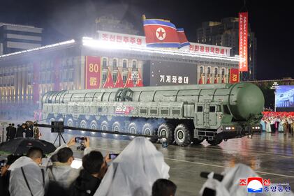 Missli e nuove armi: le foto della super parata militare nordcoreana 6