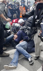 Scontri al corteo a Parigi 5