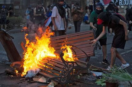 Cile, continuano le proteste anti-governative a Santiago 5