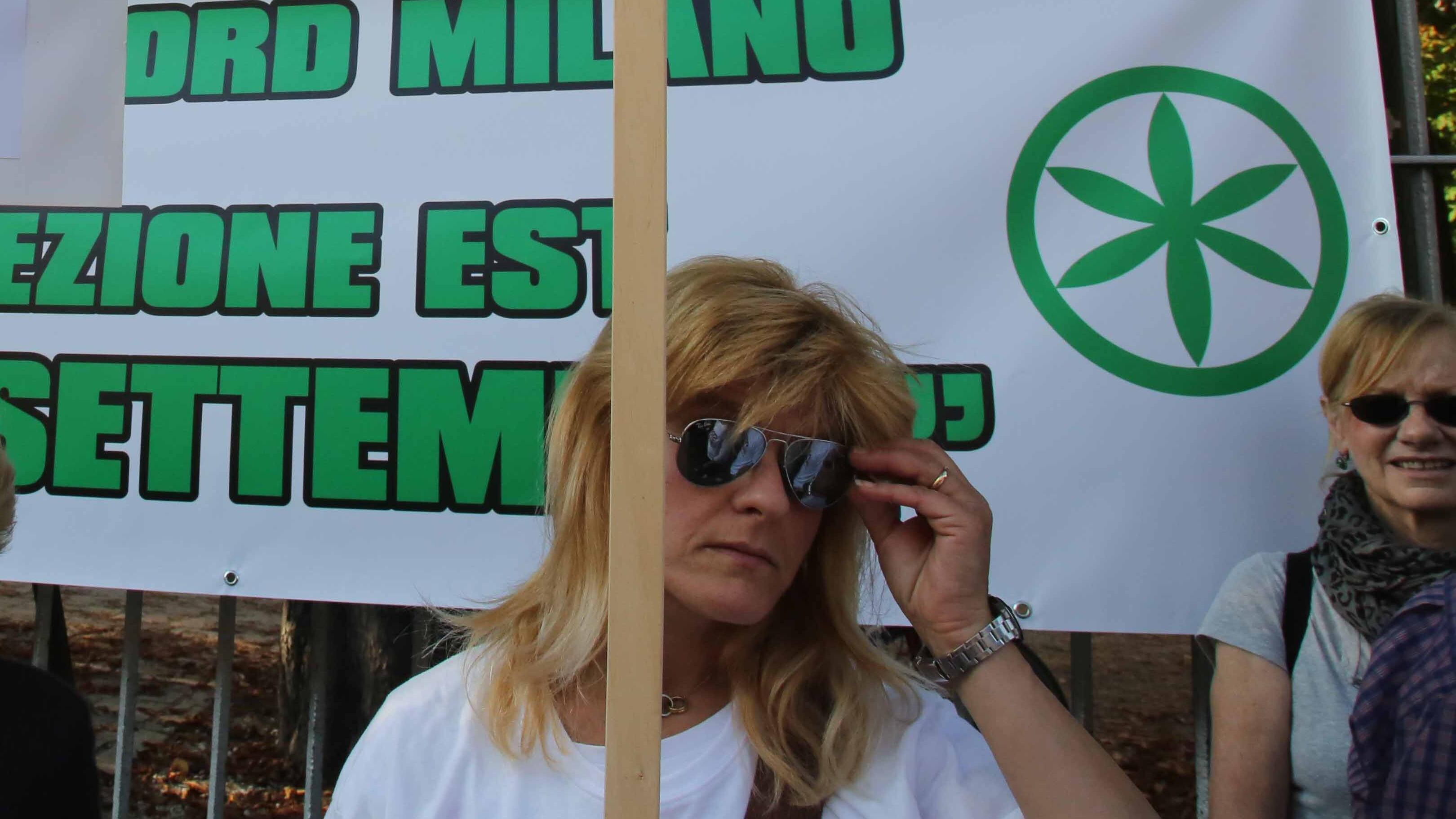 Da una piazza piena fischi alla moschea e cori contro Pisapia