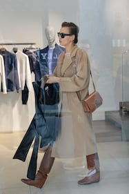 Milano Fashion Week 2019: Irina Shayk fa shopping nelle boutique di Milano 7