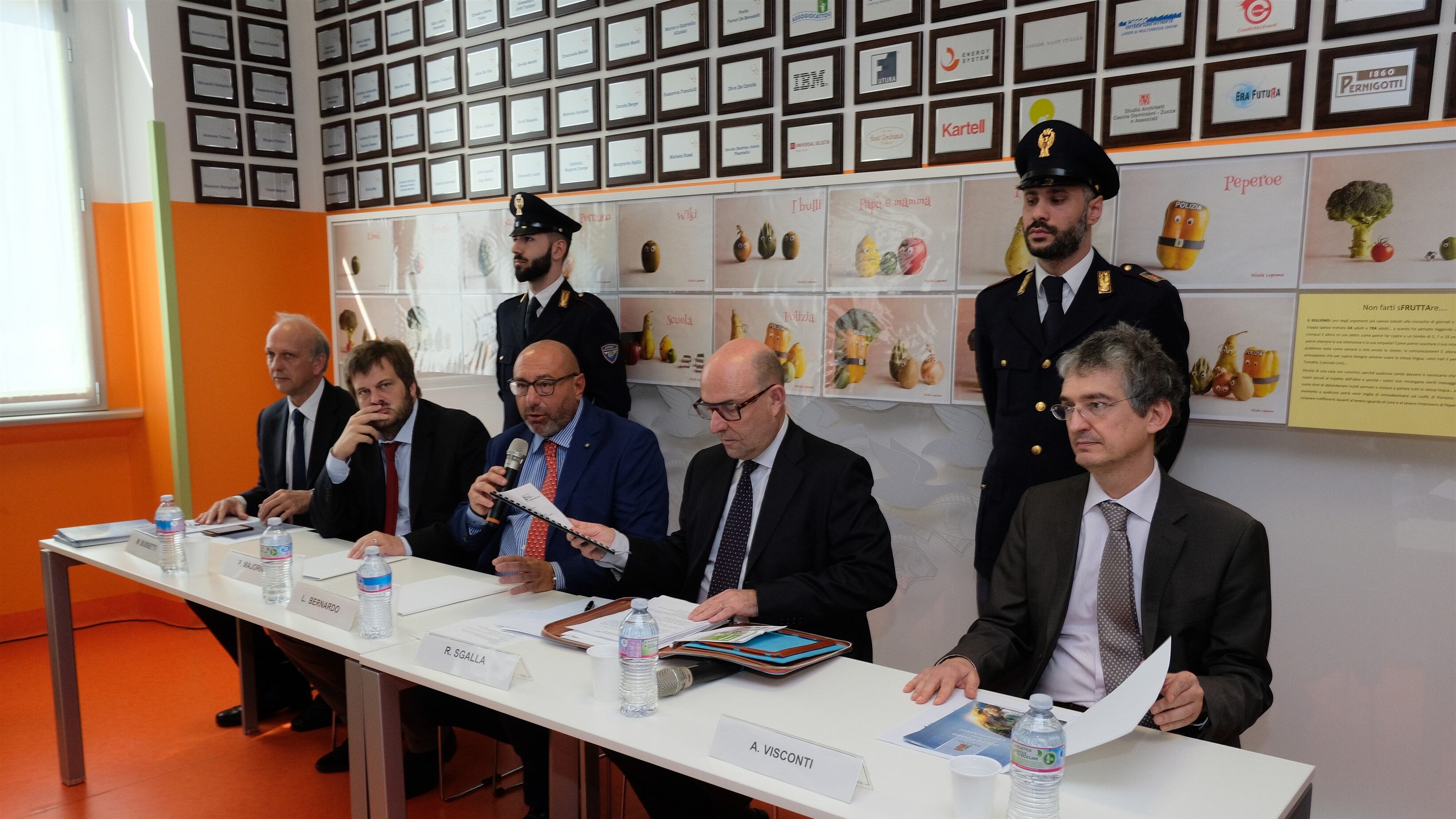 Medici e poliziotti alleati combattono il cyberbullismo