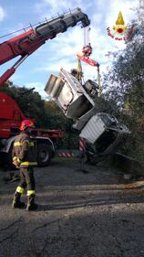 Camion nettezza urbana si ribalta nel torrente a Sanremo 7