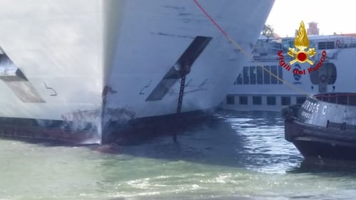Venezia, le foto della nave e del battello dopo l'incidente 3