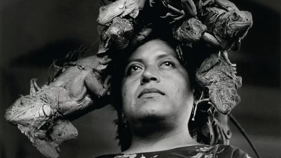 Iturbide e il "Viaggio nell'anima" in 84 scatti che rifanno la storia