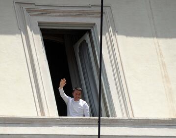 Renzi in maglietta bianca dopo la parata del 2 giugno 3