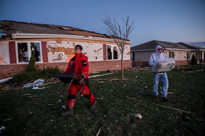 Gli Stati Uniti spazzati via dalla furia dei tornado 13