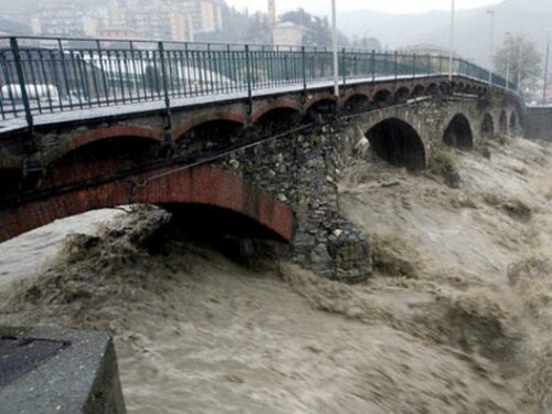 Maltempo imperiese, frana rischia di sommergere frazione, case distrutte