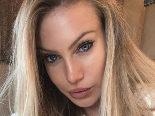 Taylor Mega regala un altro topless ai suoi follower