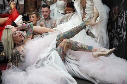 Becky Holt si sposa: tatuaggi e abito bianco 11