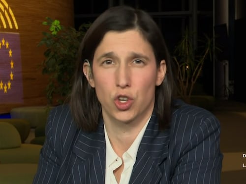 "Si candida o no?". E Schlein fa partire la "supercazzola"