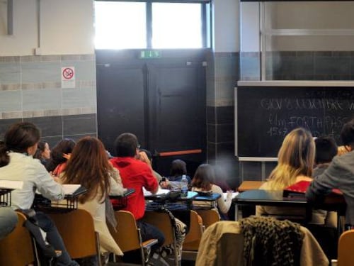 Grosseto, migranti nelle aule in orario scolastico. Forti polemiche