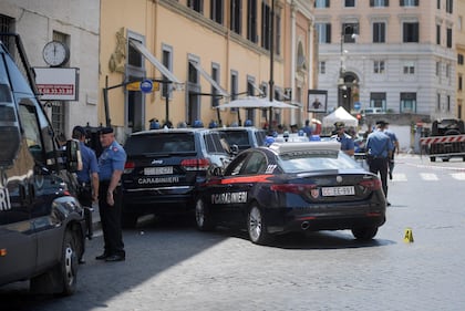 Albanese forza posto di blocco in Vaticano