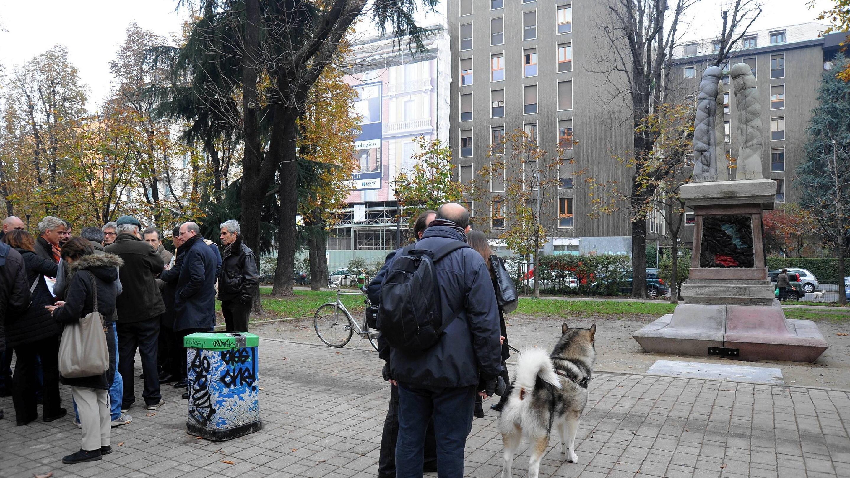 «Sentinelle» falliche: milanesi sconcertati Porno statua da buttare