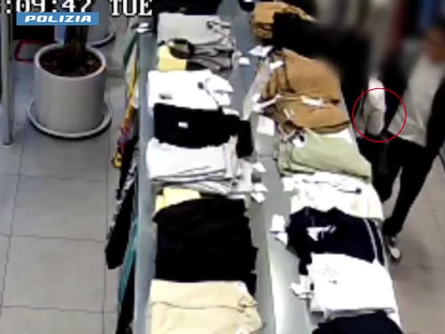 Il camerino, la felpa, il distaccatore magnetico: la tecnica dei ladri in un video