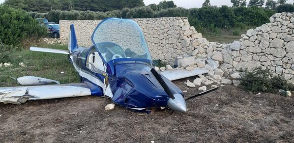 Tragedia sfiorata nel Leccese, aereo precipita contro un muretto a secco 3