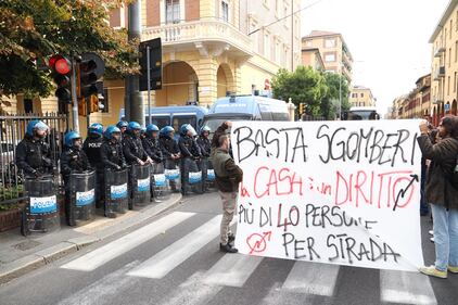Scontri a Bologna durante lo sgombero dell'Istituto Santa Giuliana 2