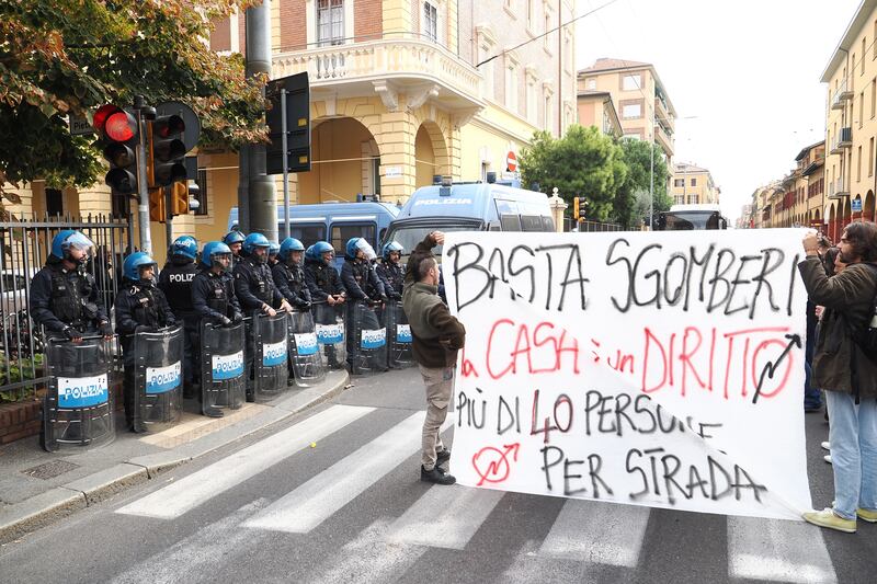 Scontri a Bologna durante lo sgombero dell'Istituto Santa Giuliana 2