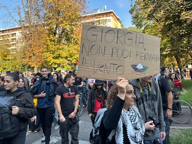 Milano, slogan e bandiere pro Palestina 2