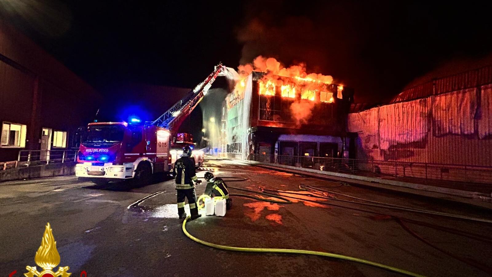 Il boato, le fiamme, le tapparelle sciolte. Esplode l'Inalca: notte di paura a Reggio Emilia