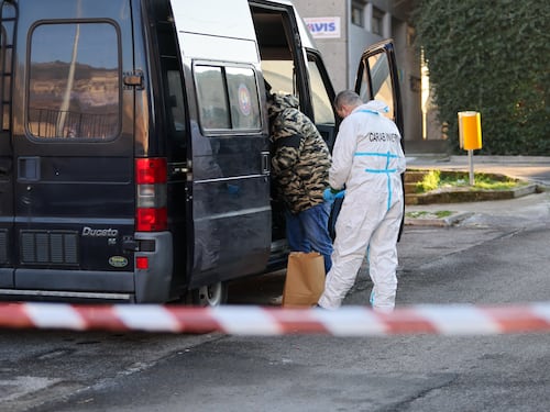 Prova a entrare alla festa: viene pugnalato al cuore