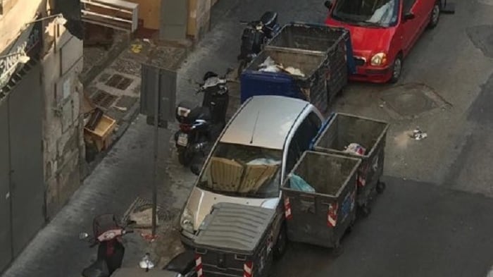 Il trucco dei cassonetti dei rifiuti spostati per parcheggiare le auto