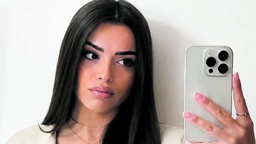 Suicida a 22 anni. La vergogna degli insulti social
