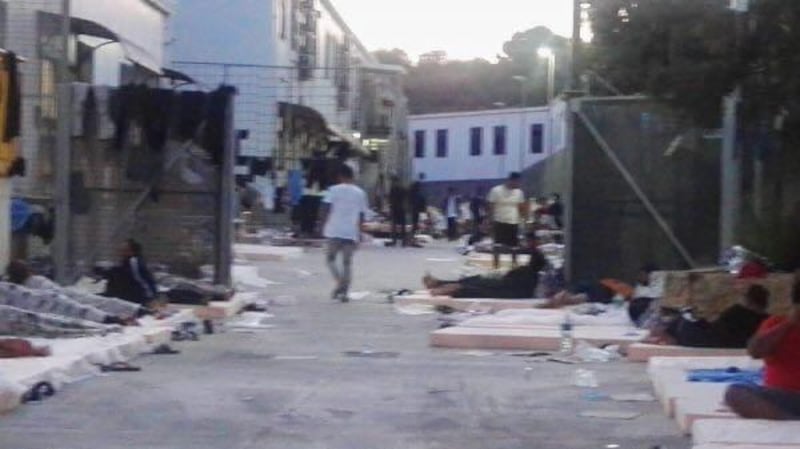 Lampedusa, migranti ammassati e senza mascherine 2