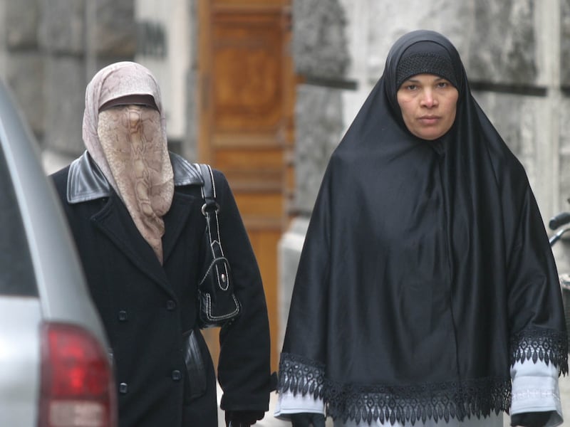 “Il velo islamico non è come quello delle suore”. La lezione della giornalista iraniana alla sinistra occidentale