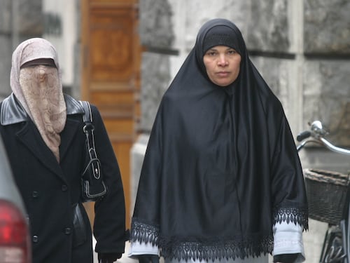 “Razzista e sessista”. I collettivi di sinistra in Austria scioperano contro il divieto del velo nelle scuole