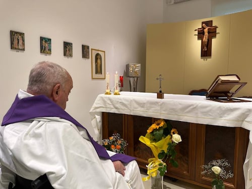 Ecco la prima foto del Papa da quando è stato ricoverato