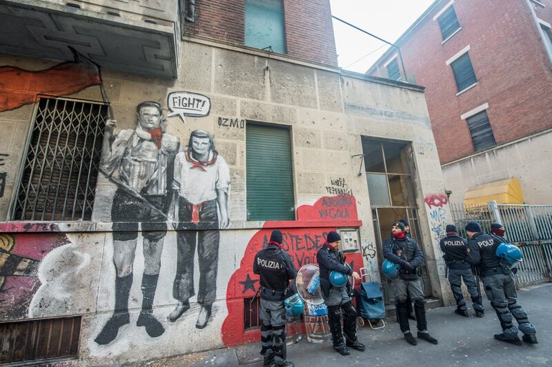 Blitz delle forze dell'ordine in via Gola, a Milano 2