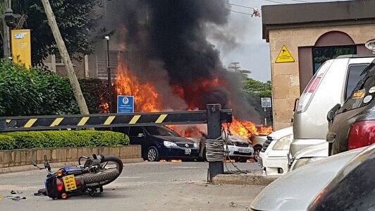 Esplosioni, spari e ostaggi in un hotel di Nairobi: attacco jihadista al Kenya