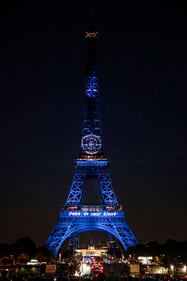 La Tour Eifell si colora per i suoi 130 anni 6