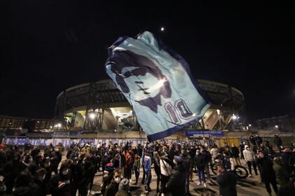 Napoli piange il suo mito Diego Armando Maradona 4