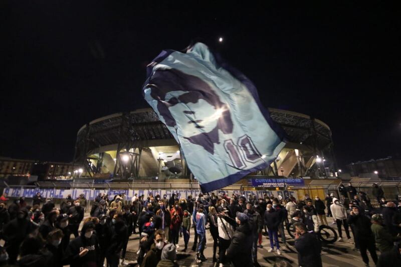 Napoli piange il suo mito Diego Armando Maradona 4