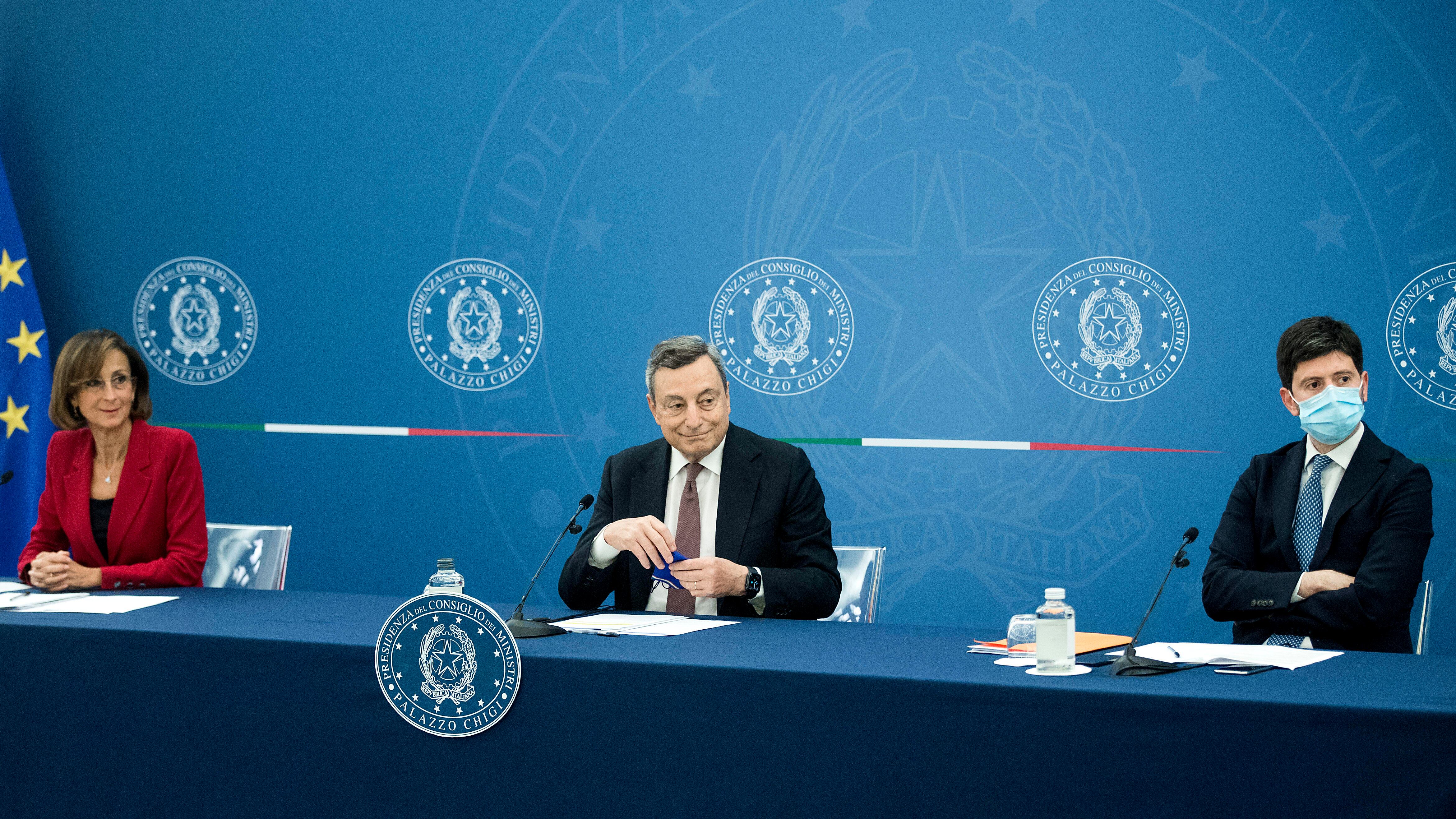 Green Pass, rinviato il decreto su scuola e trasporti. Il governo: prima si chiude con la giustizia