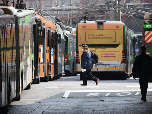 "Ti sparo": minaccia choc con la pistola sul bus. "E Sala finge di non vedere"