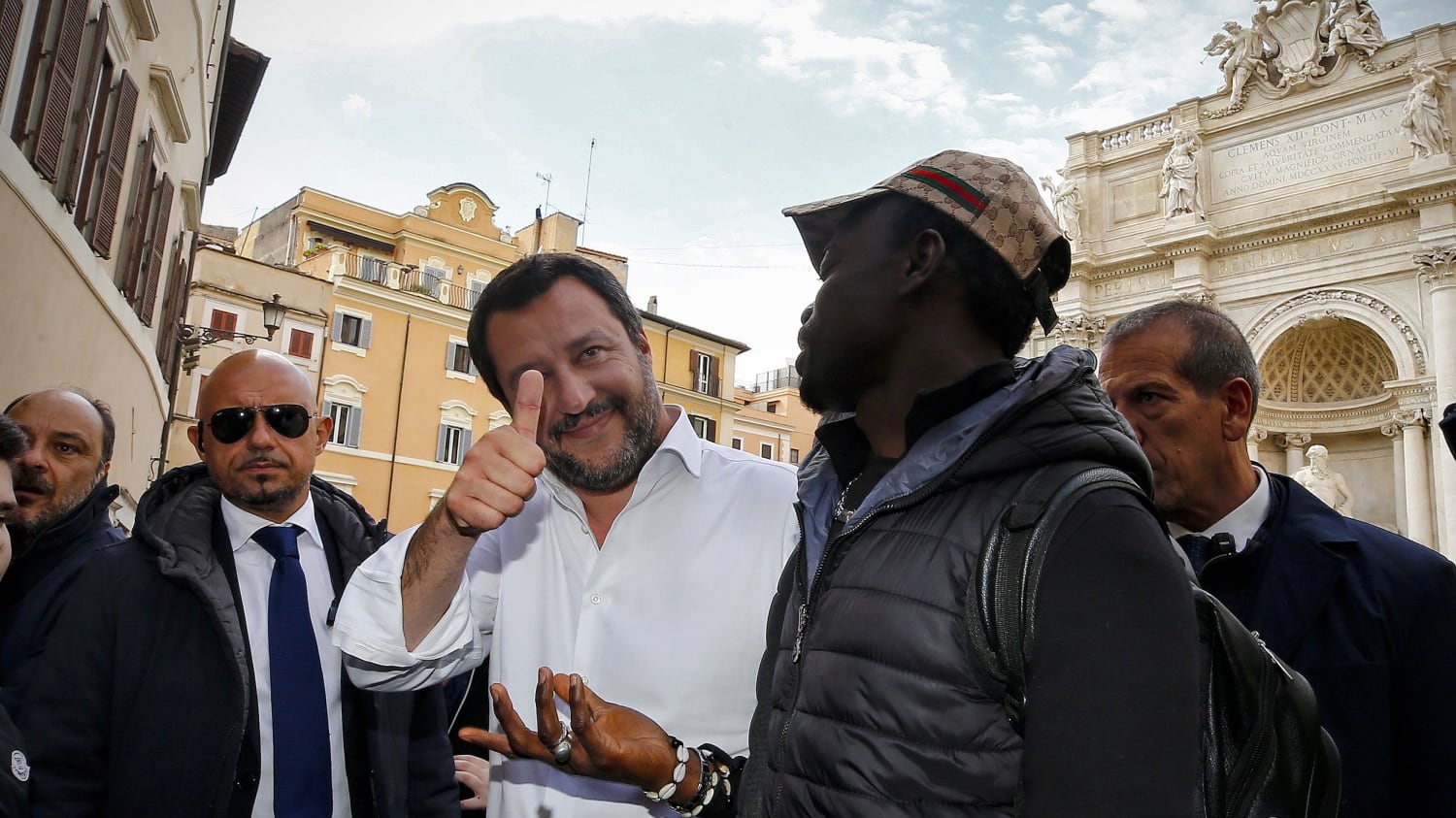 Salvini a piedi per Roma, si avvicinano gli immigrati. Lui: "Comportati bene"