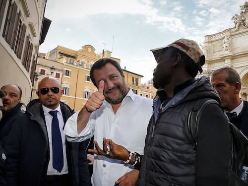 Salvini a piedi per Roma, si avvicinano gli immigrati. Lui: "Comportati bene"
