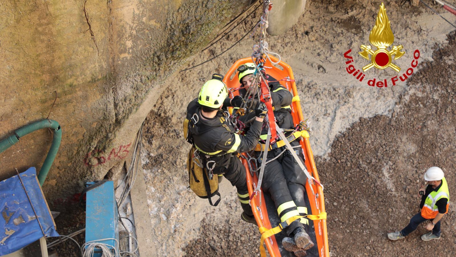 Gli speleologi "salvano" un operaio