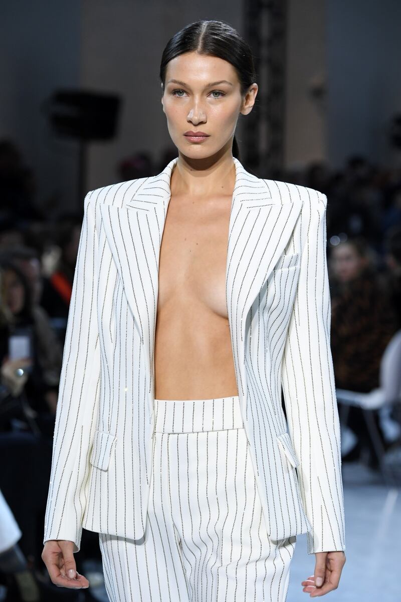Bella Hadid sexy in passerella, foto 4