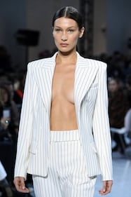 Bella Hadid sexy in passerella, foto 4