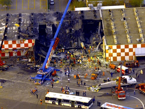 Dolore e canti per le vittime di Linate 25 anni dopo