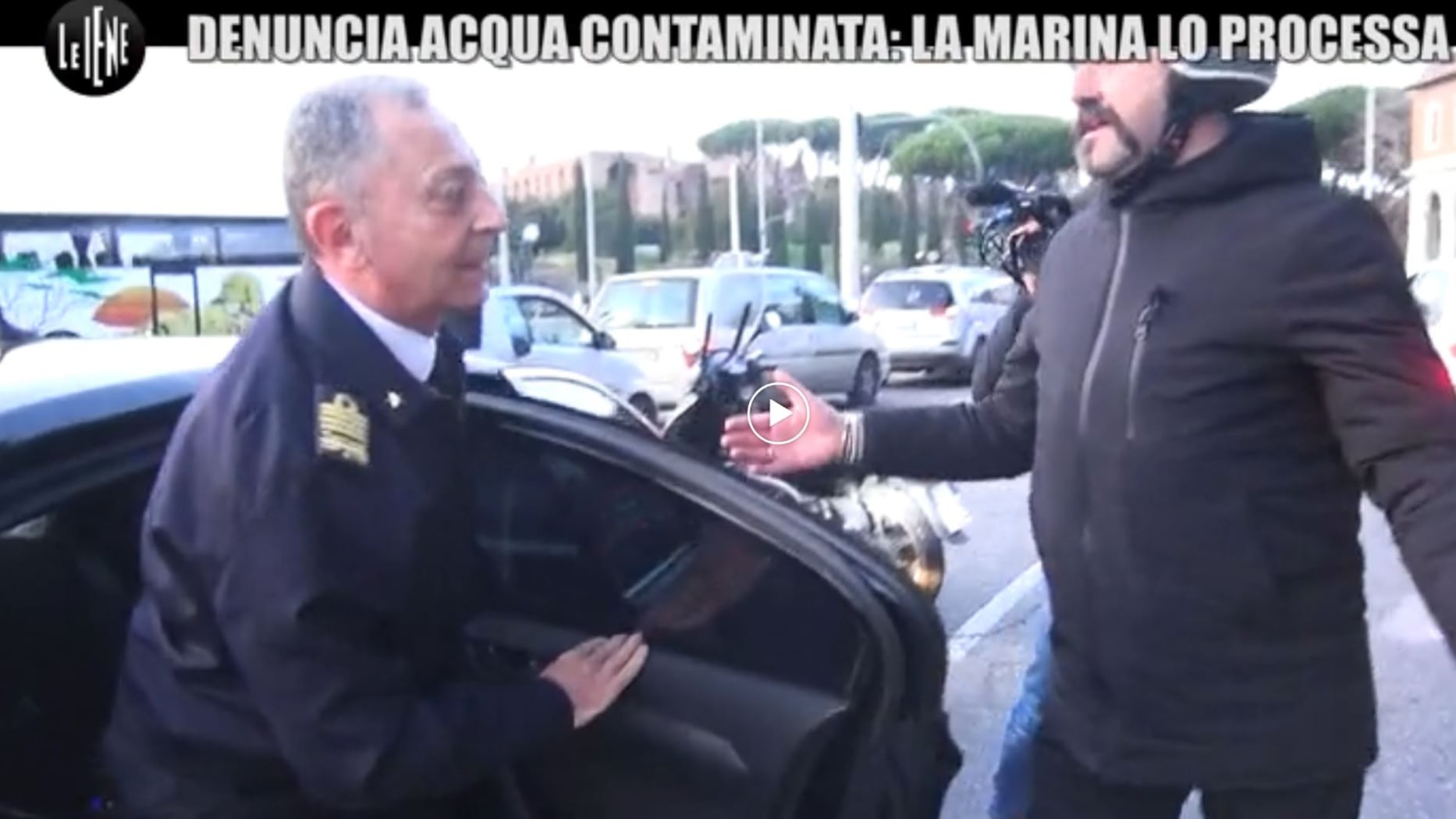 Indagata la Iena Luigi Pelazza: "Violenza contro l'ammiraglio"