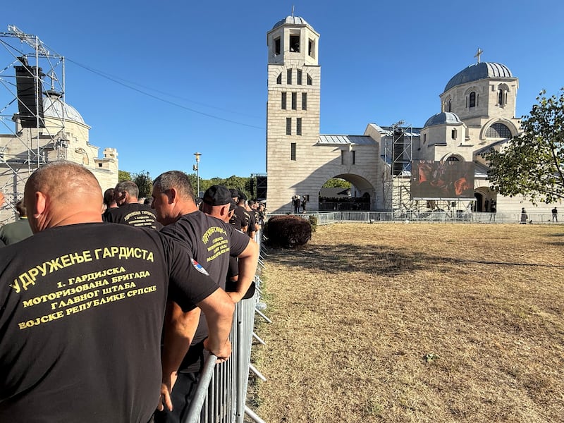 Le immagini inedite del funerale del generale