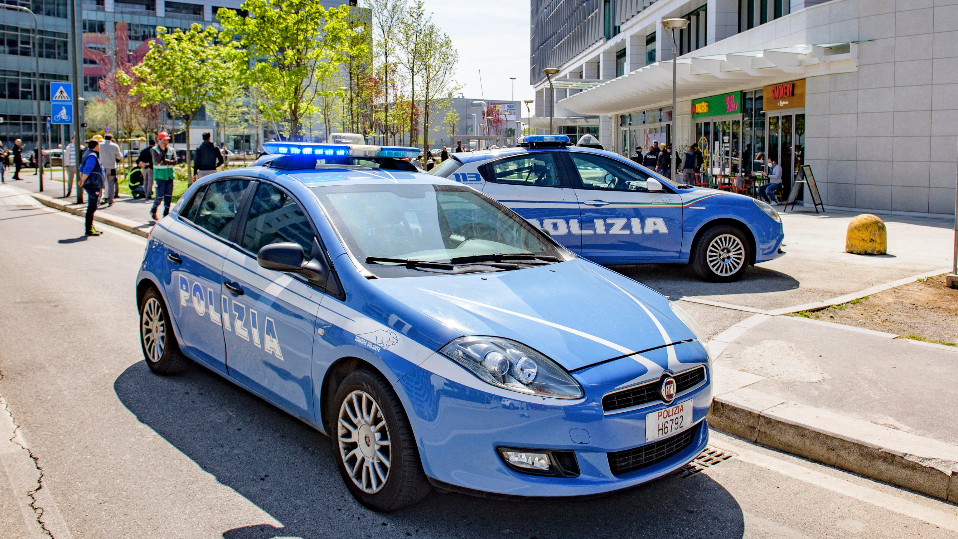 Insegue uno scooter contromano: multa per la volante della polizia