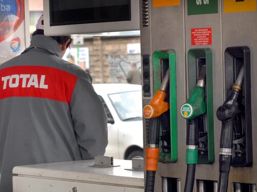Ecco l'ultima stangata: ancora tasse sulla benzina