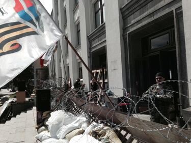 Lugansk, i soldati scaricano le schede per il referendum 3