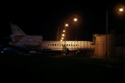 C'è troppo vento: l'aereo viene spazzato via 4